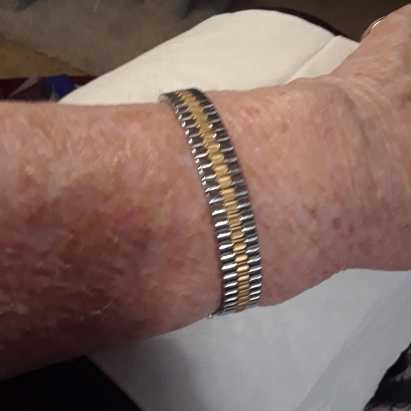 Timex Indiglo , Gold-Tone with NEW BATTERY, FREE SHIPPING ON BUNDLES OF $25⬆️ - Picture 3 of 4